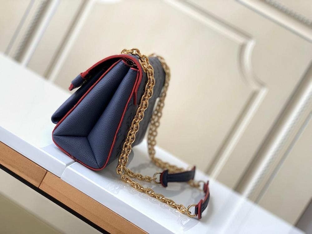 Elegant Refined Leather Shoulder Bag