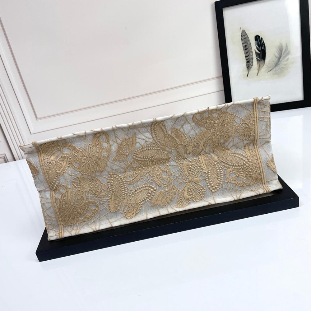 Modern Elegant Embroidered Shoulder Bag – Limited Edition