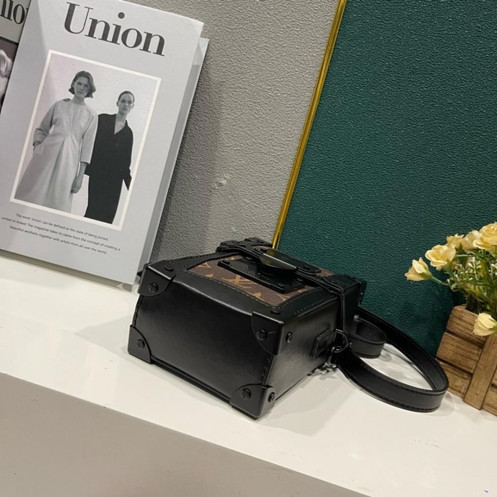 Modern Premium Studded Canvas Travel Bag