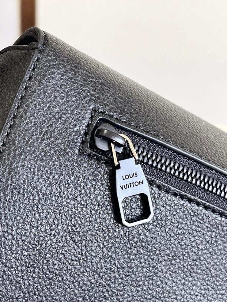 Luxury Elegant Leather Shoulder Bag – Limited Edition