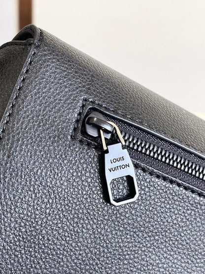 Luxury Elegant Leather Shoulder Bag – Limited Edition