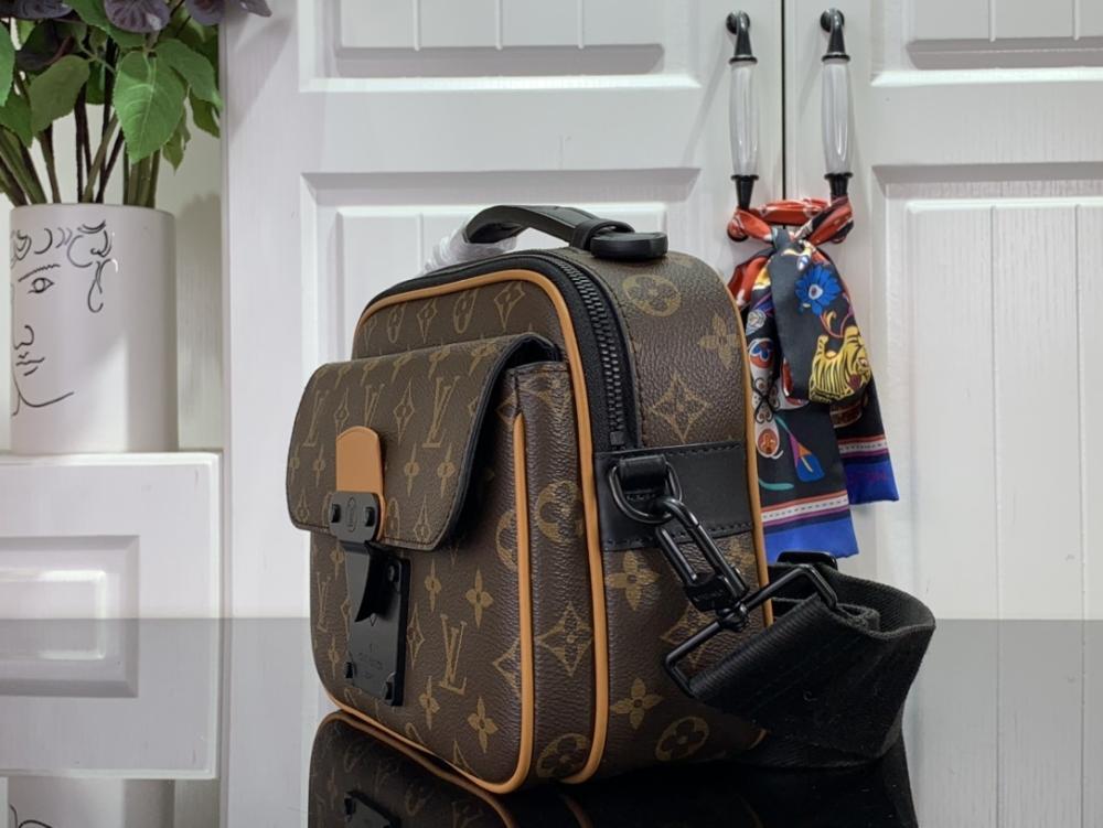 Classic Shoulder Bag