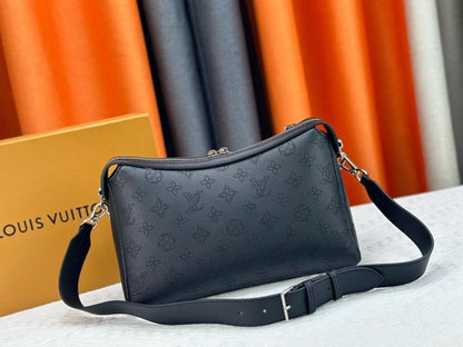 Elegant Leather Shoulder Bag – Limited Edition
