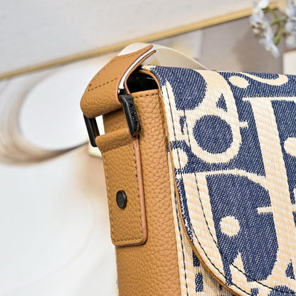 Classic Refined Black Leather Shoulder Bag