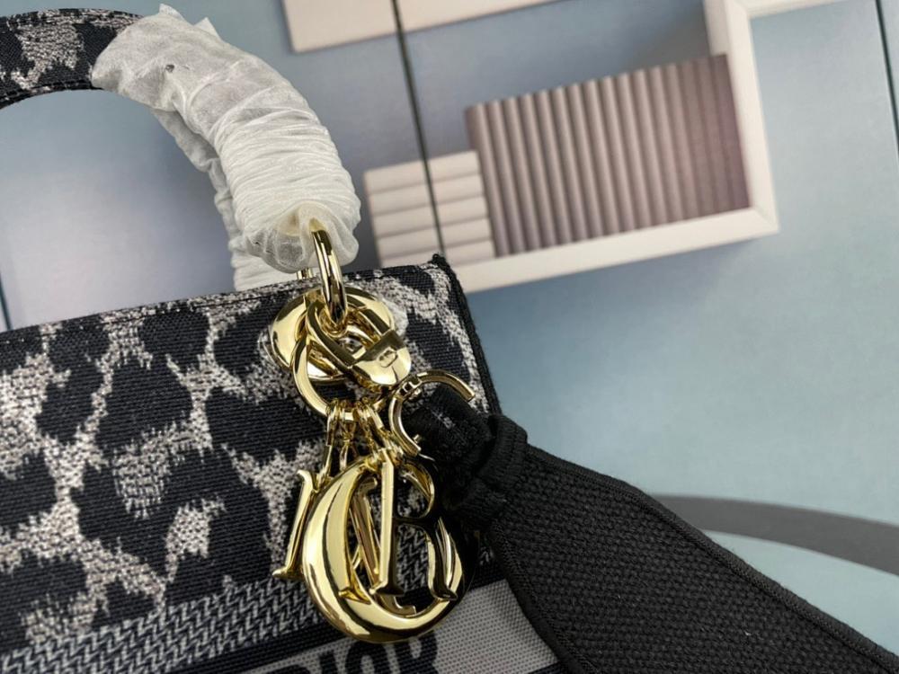 Modern Luxury Embroidered Shoulder Bag – Special Edition
