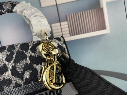 Modern Luxury Embroidered Shoulder Bag – Special Edition