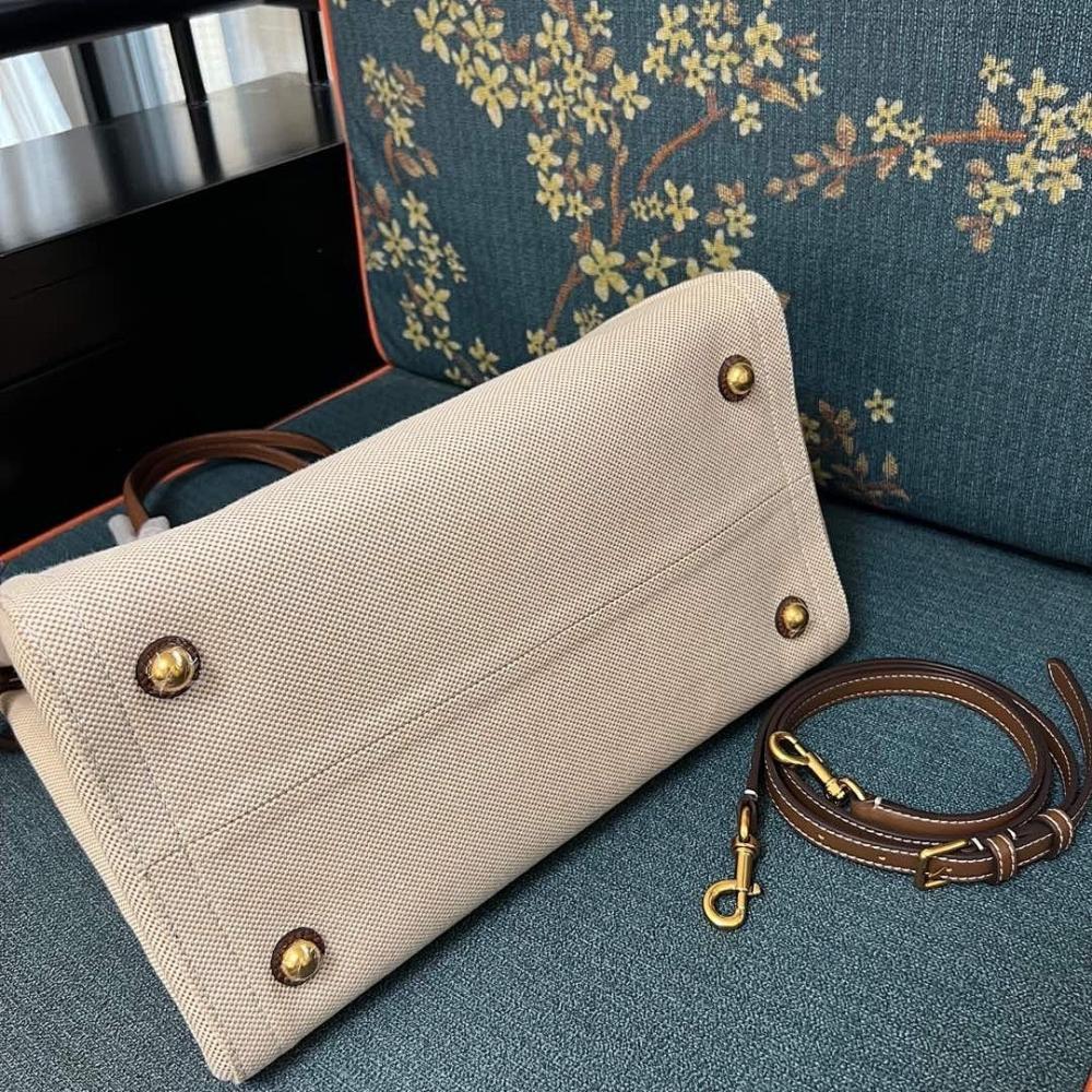VLogo Signature Leather Shoulder Bag