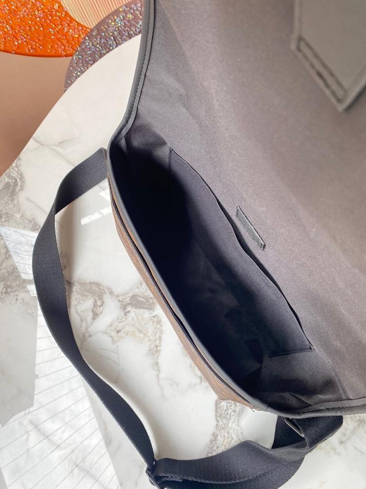 Modern Refined Shoulder Bag
