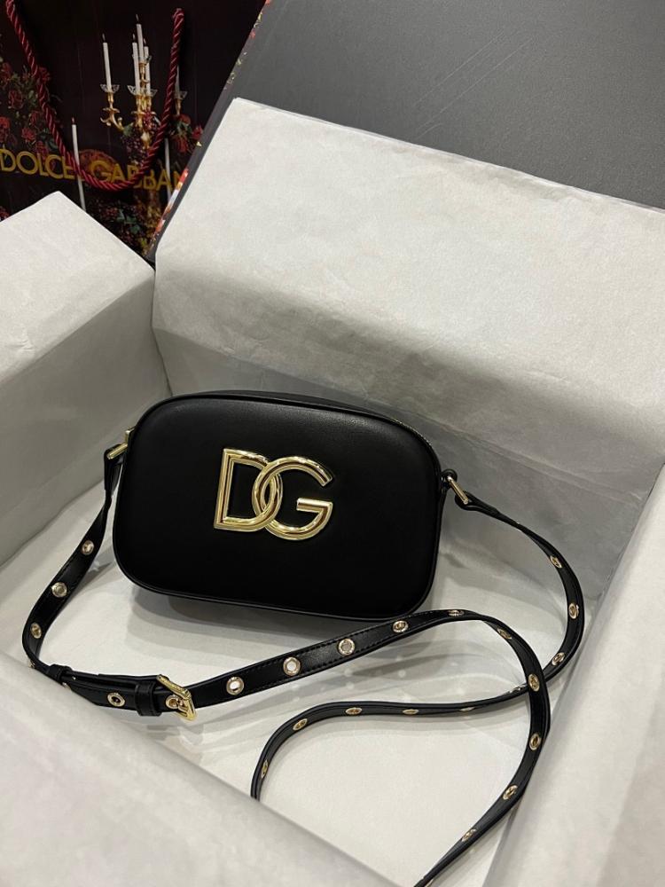 Modern Italian-Inspired Shoulder Bag