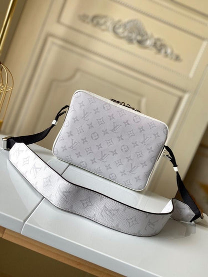 Stylish Silver Leather Shoulder Bag – Limited Edition