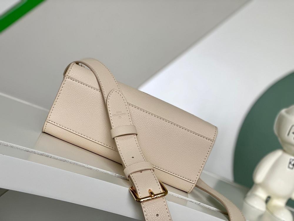 Elegant Leather Shoulder Bag – Limited Edition