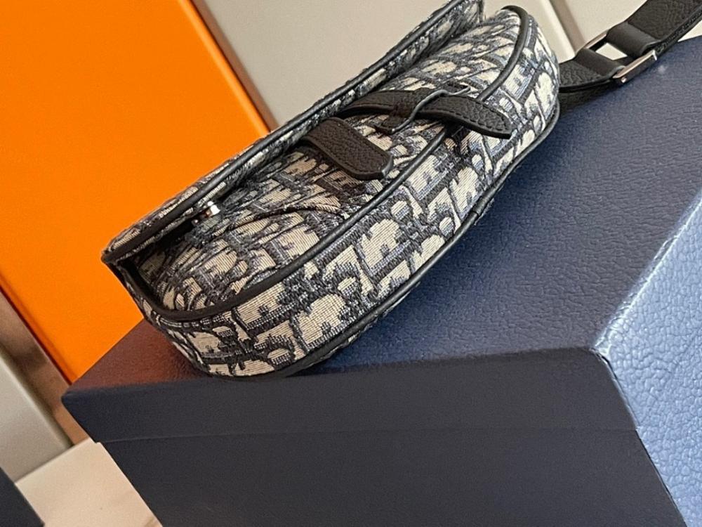 Stylish Black Calfskin Crossbody Bag – Limited Edition
