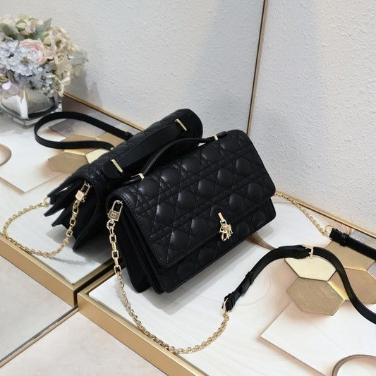 Classic Modern Leather Shoulder Bag