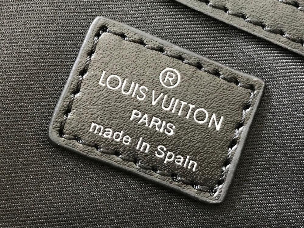 Modern Black Leather Crossbody Bag – Limited Edition