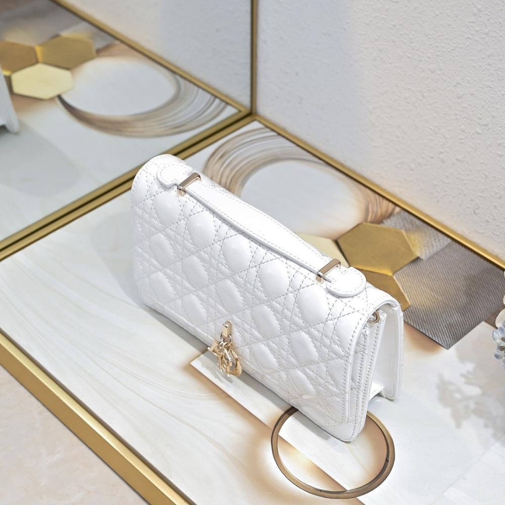 Elegant Refined Lambskin Shoulder Bag