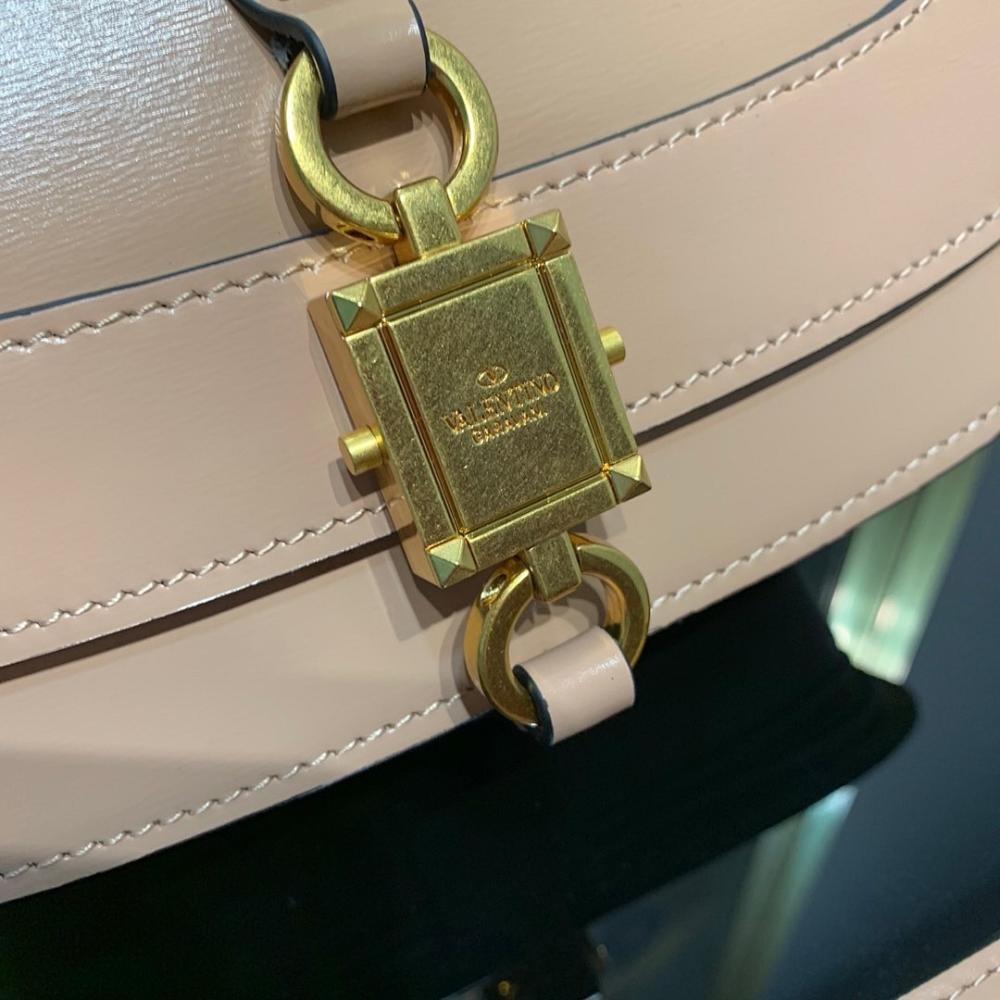 Stylish Gold Leather Shoulder Bag – Special Edition