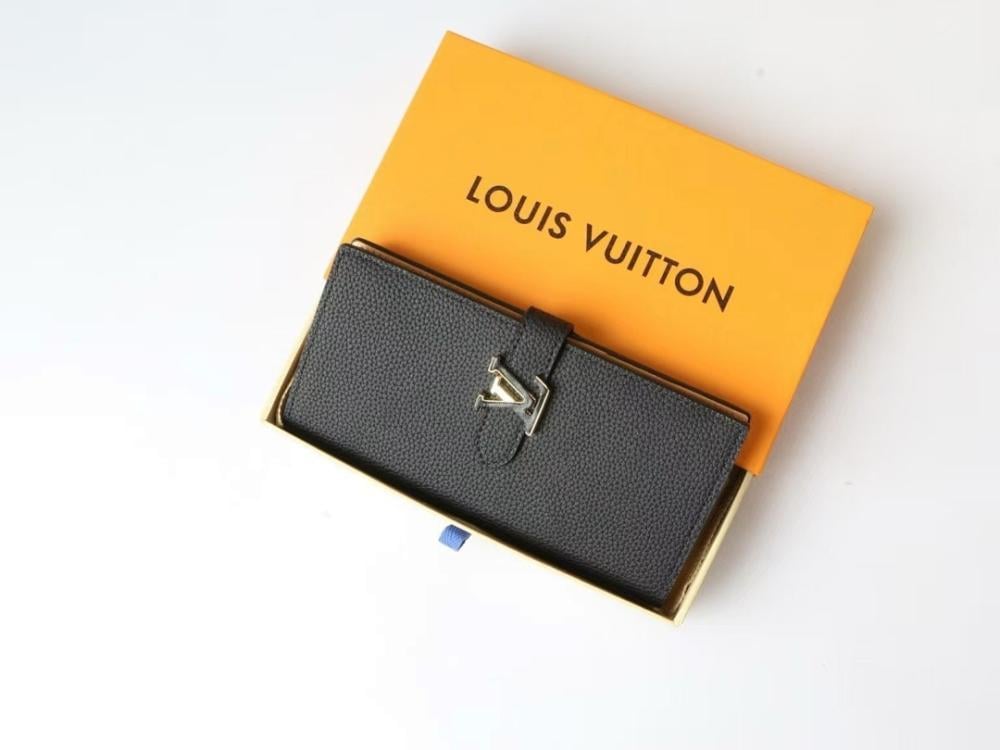 Capucines Leather Wallet