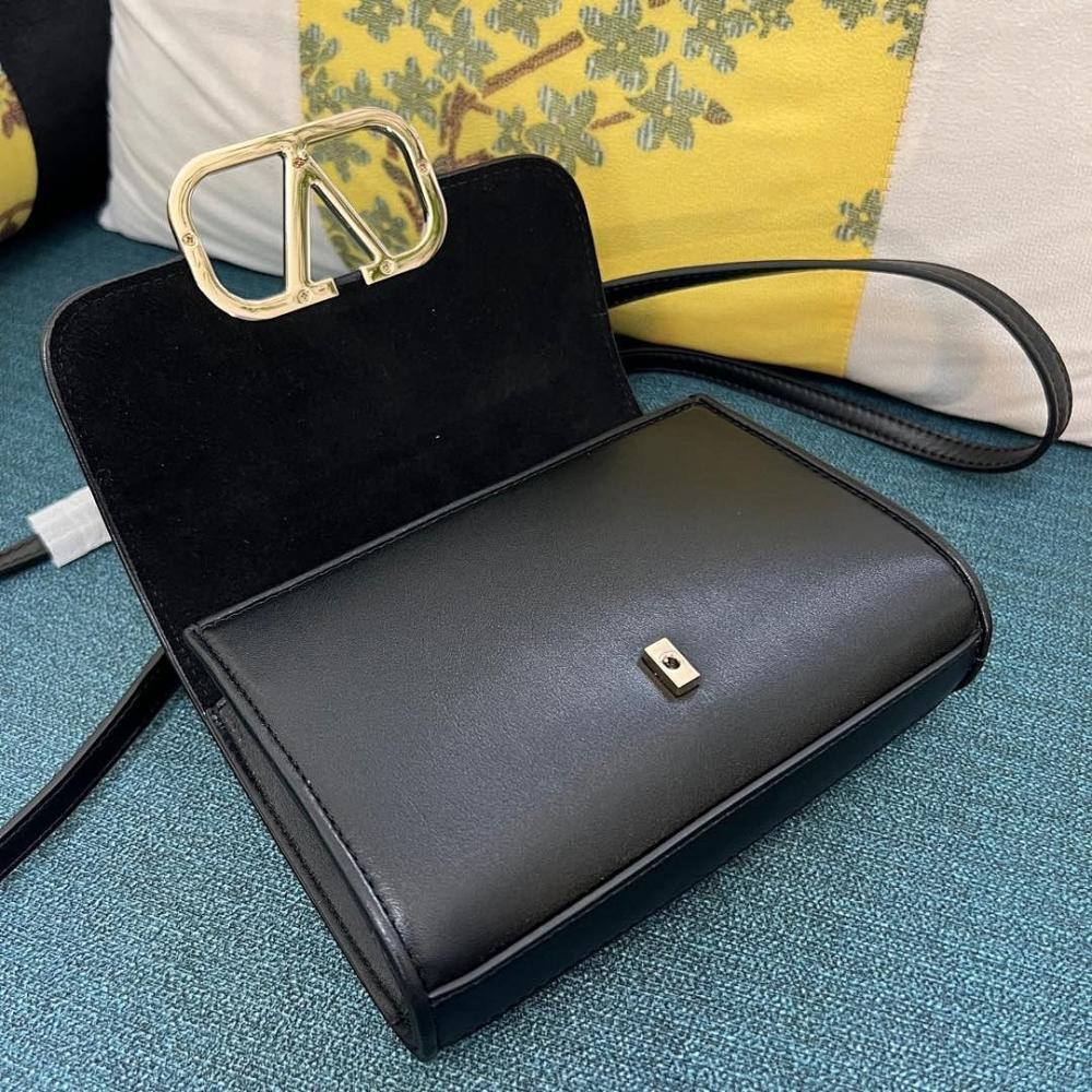 Modern Leather Shoulder Bag – Limited Edition