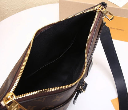 Classic Refined Leather Shoulder Bag