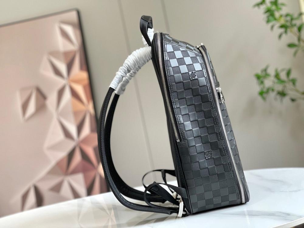 Elegant Refined Leather Crossbody Bag