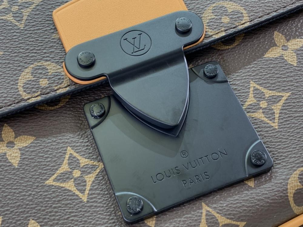 Classic Shoulder Bag