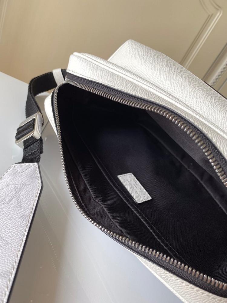 Stylish Silver Leather Shoulder Bag – Limited Edition