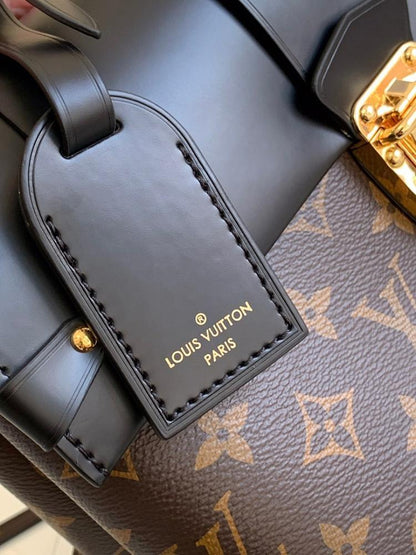 Italian-Inspired Elegant Leather Travel Bag