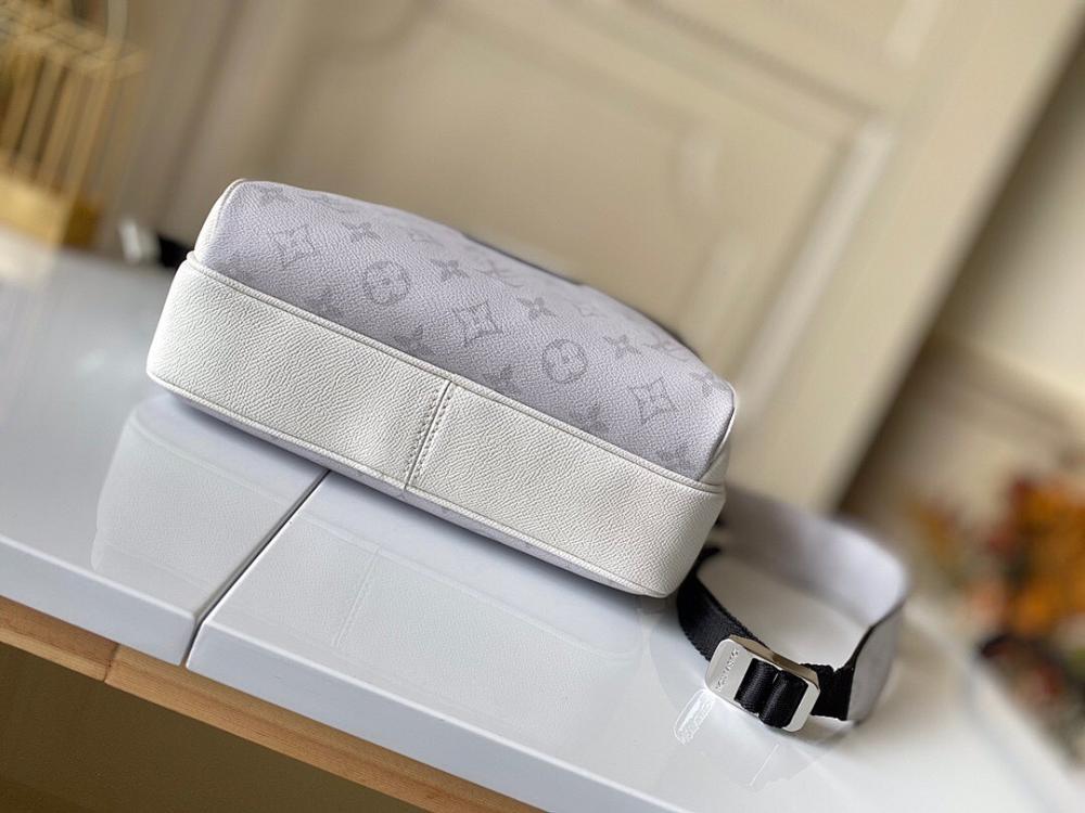 Stylish Silver Leather Shoulder Bag – Limited Edition