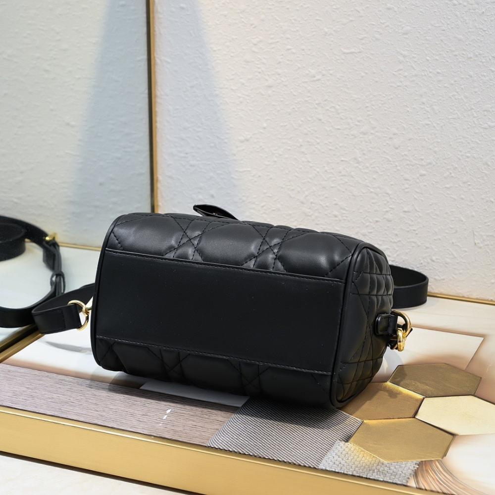 Classic Modern Leather Shoulder Bag
