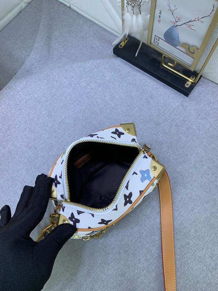 Modern Italian-Inspired Shoulder Bag