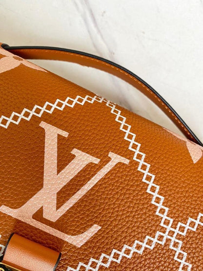 Modern Italian-Inspired Leather Crossbody Bag