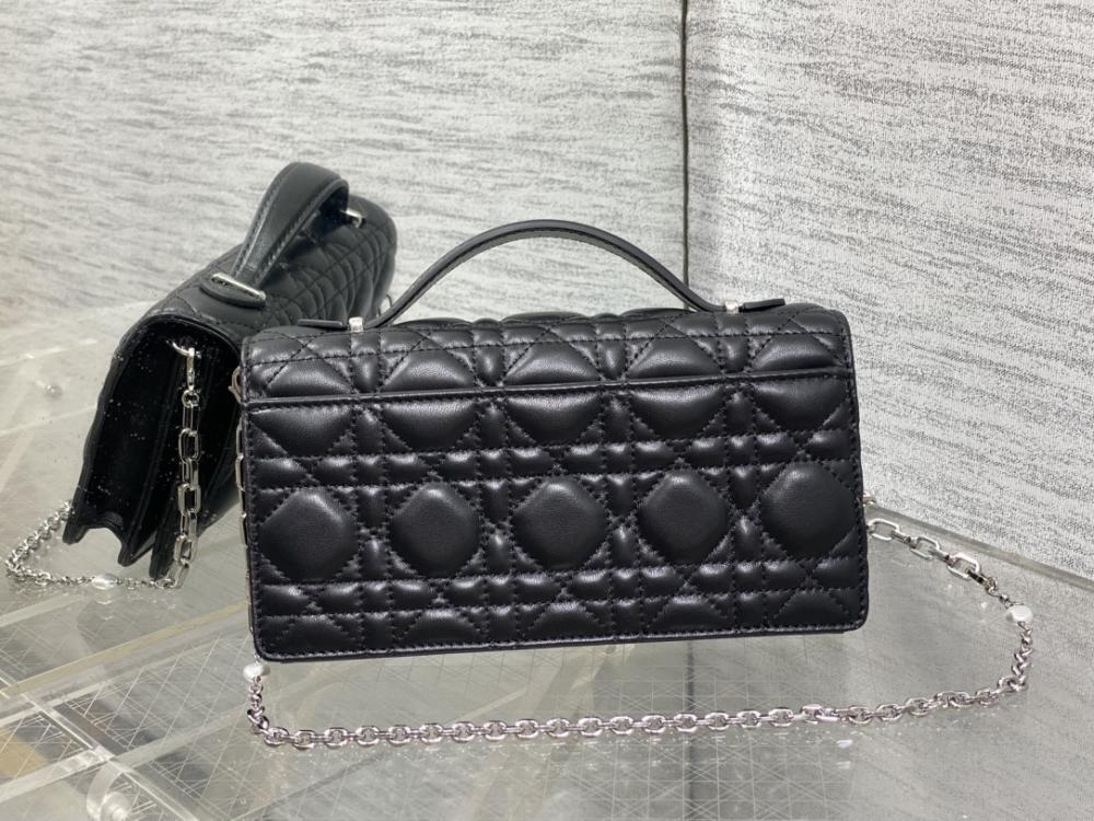 Elegant Leather Top Handle Bag