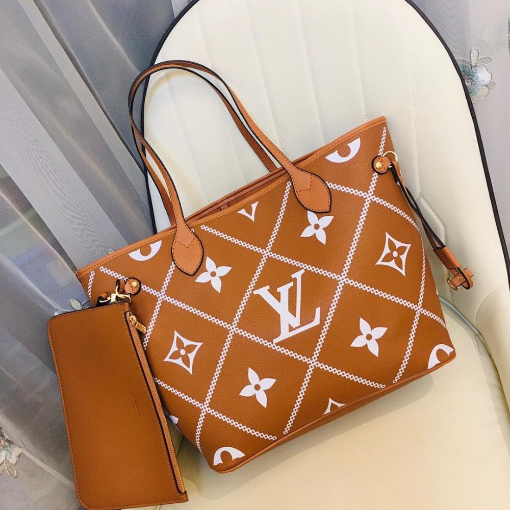 Elegant Refined Leather Crossbody Bag