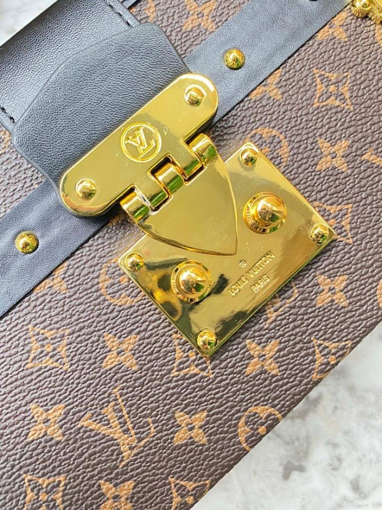 Elegant Refined Leather Shoulder Bag
