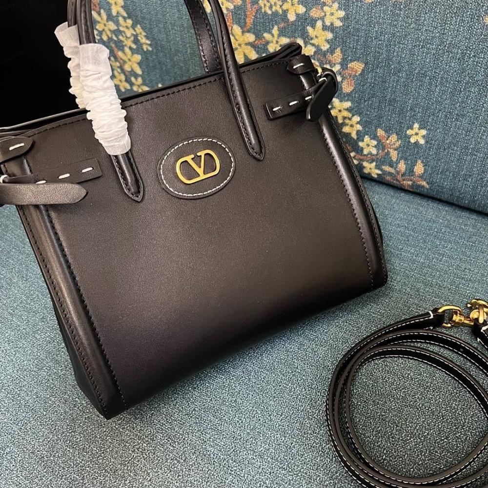 VLogo Signature Leather Shoulder Bag