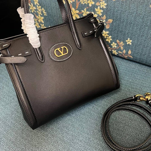 VLogo Signature Leather Shoulder Bag