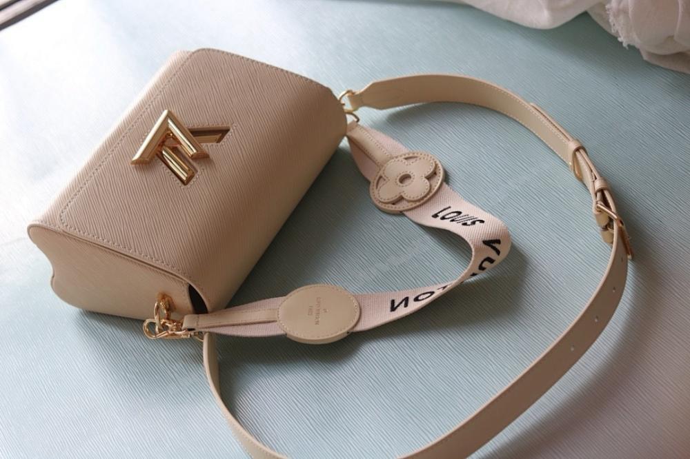 Elegant Refined Leather Shoulder Bag