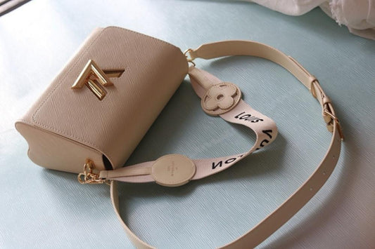 Elegant Refined Leather Shoulder Bag