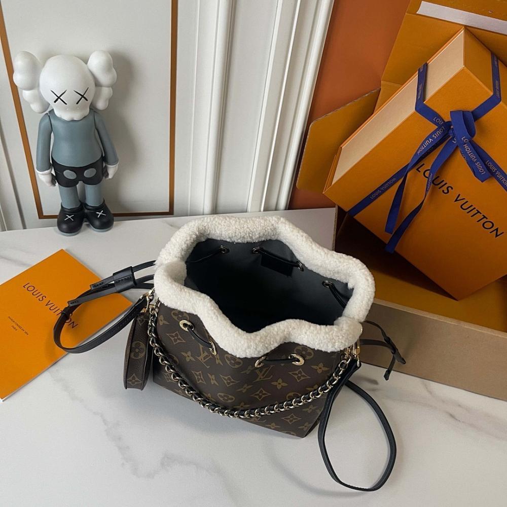 Modern Refined Lambskin Shoulder Bag