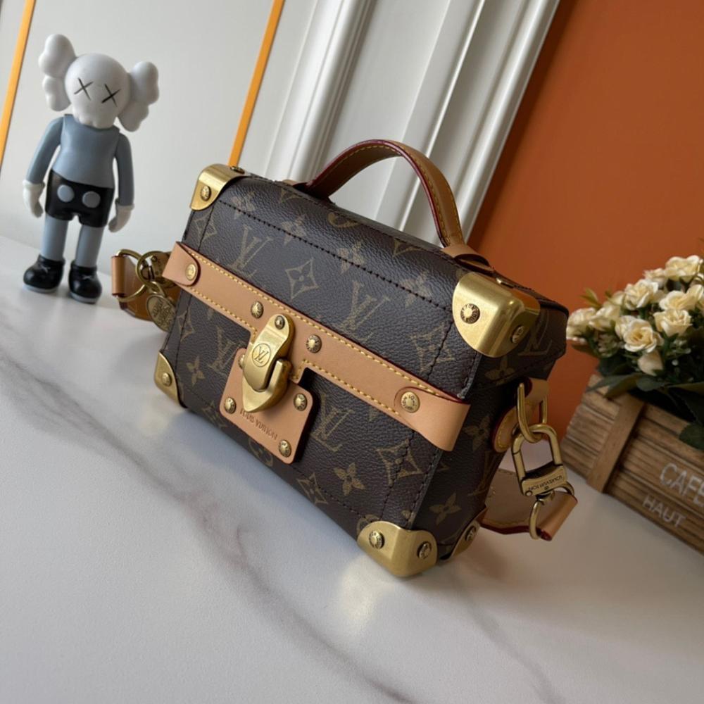 Elegant Studded Leather Travel Bag – Limited Edition