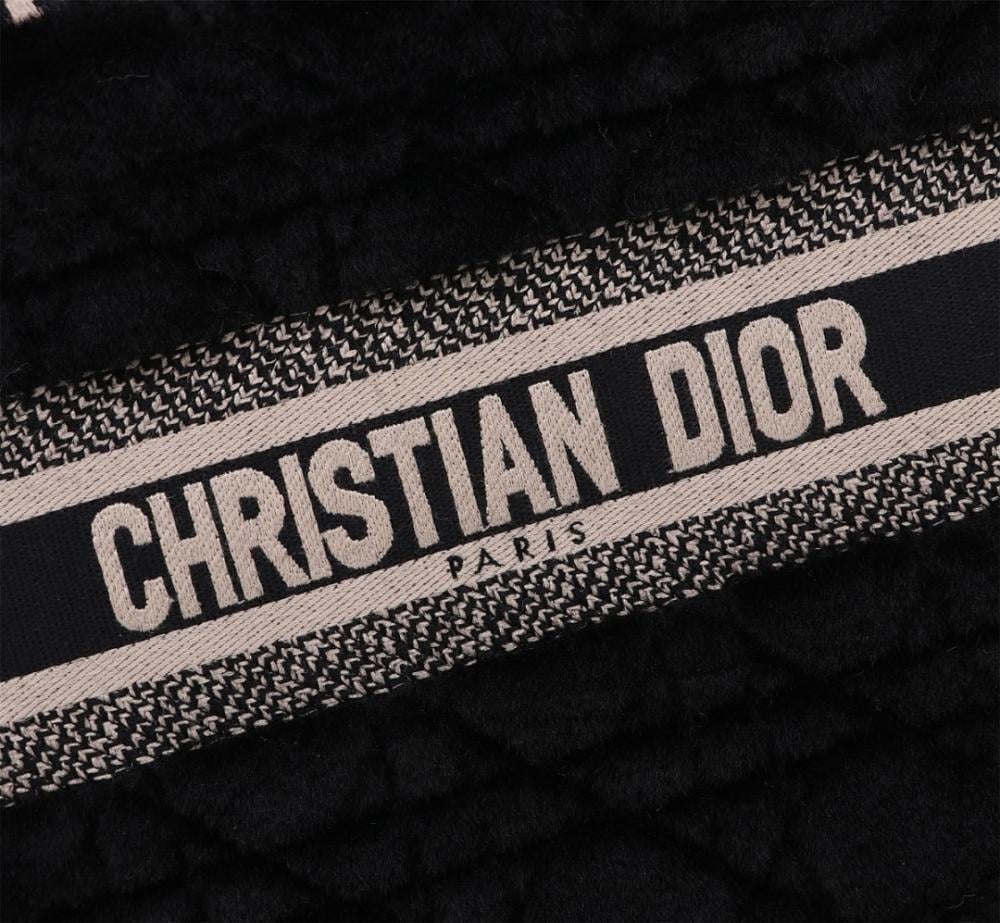 Stylish Embroidered Crossbody Bag – Limited Edition