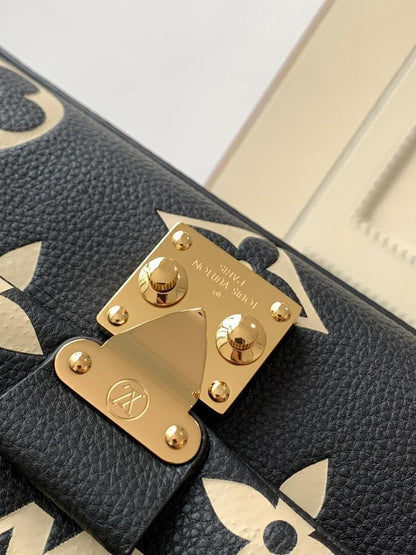 Classic Refined Leather Shoulder Bag