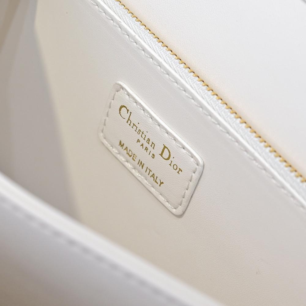 Elegant Refined Lambskin Shoulder Bag