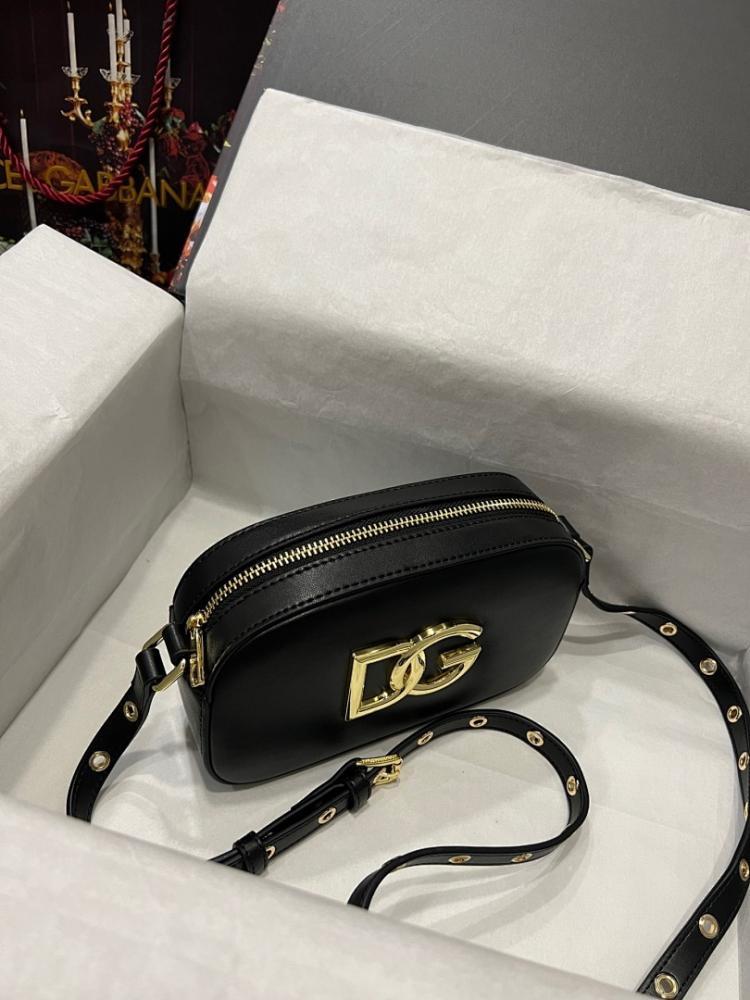Modern Italian-Inspired Shoulder Bag