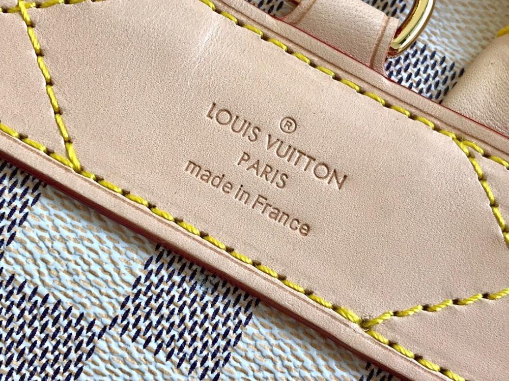 Elegant Refined Gold Shoulder Bag