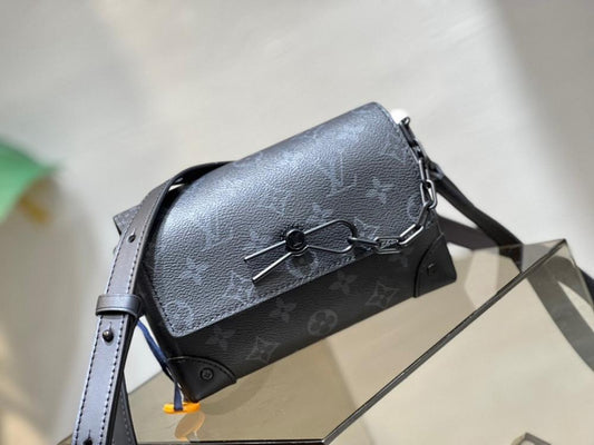 Modern Elegant Black Leather Shoulder Bag – Special Edition