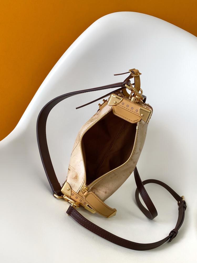 Alma Leather Shoulder Bag