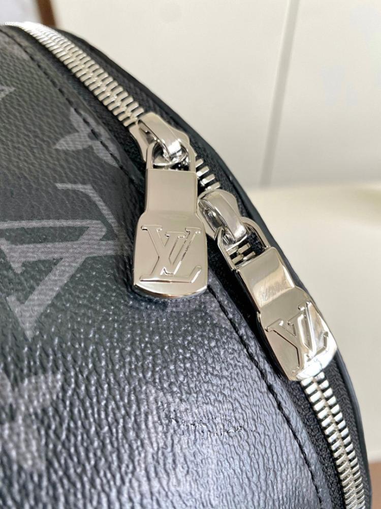 Italian-Inspired Elegant Quilted Calfskin Shoulder Bag