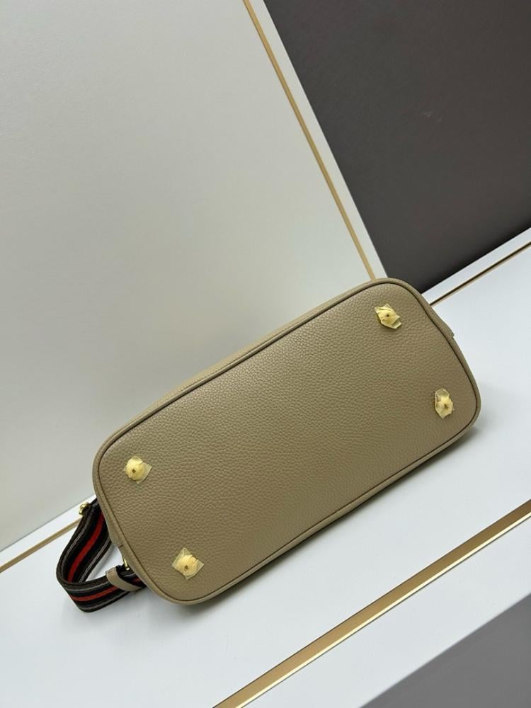 Classic Elegant Leather Shoulder Bag – Limited Edition