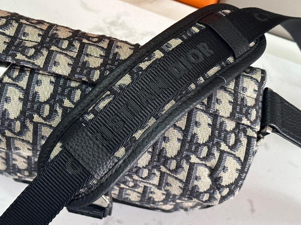 Modern Refined Black Quilted Jacquard Shoulder Bag
